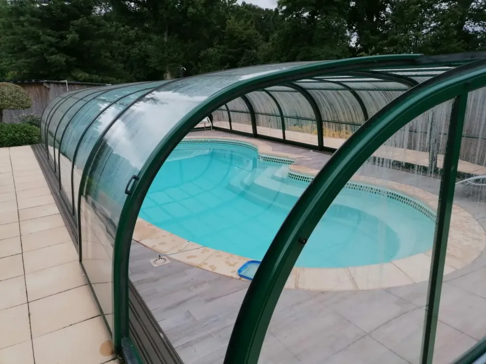Abri de piscine à Saussey